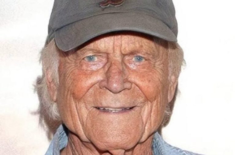 Spot the Star: Rare Photo of an Iconic Actor Revealed